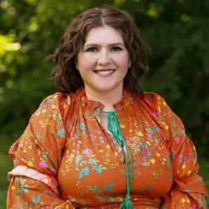 dc-therapist-erin-hencke-smiling-in-red-flower-print-in-front-of-trees