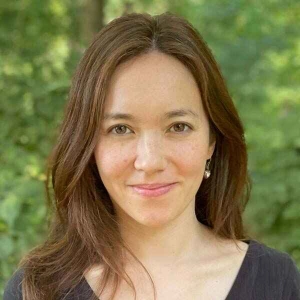 alyssa-ain-therapist-for-lawyers-smiling-in-wooded-area